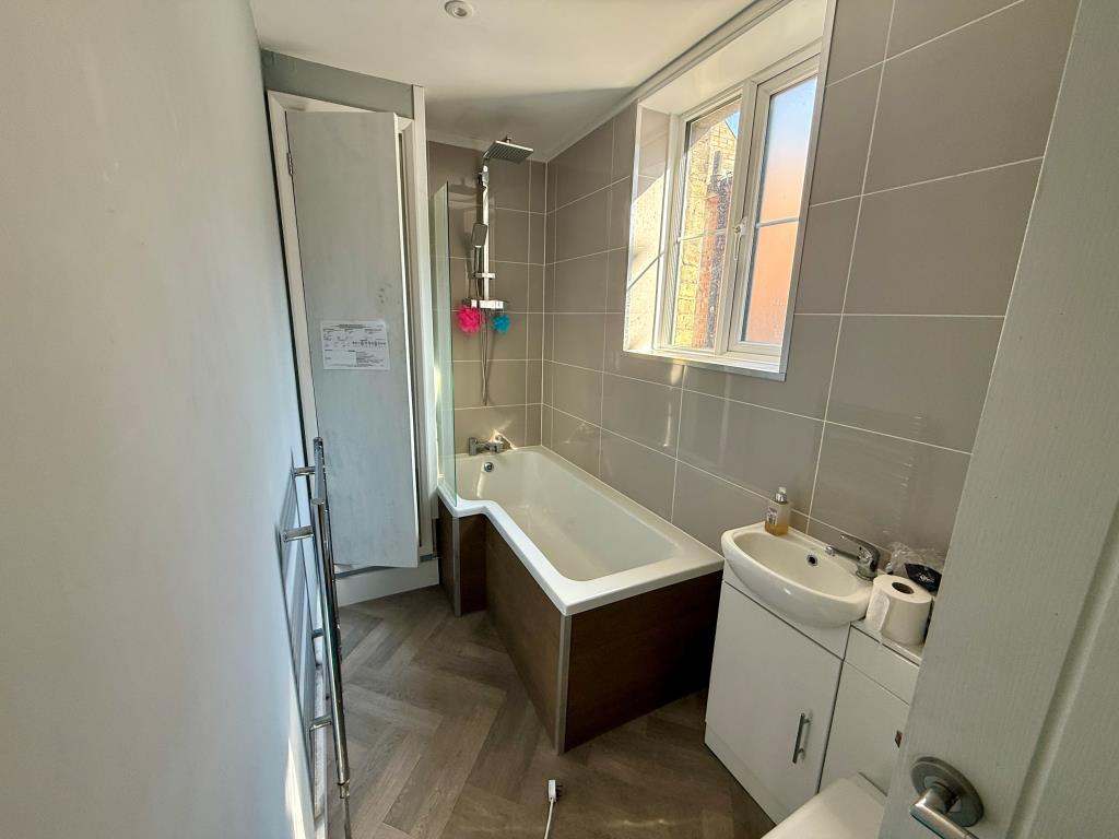Lot: 84 - VACANT MIXED USE BUILDING IN TOWN CENTRE - Bathroom with W.C.